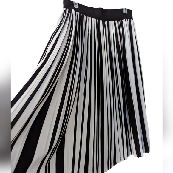 Peter Nygard Pleated Skirt - Picture 3 of 7